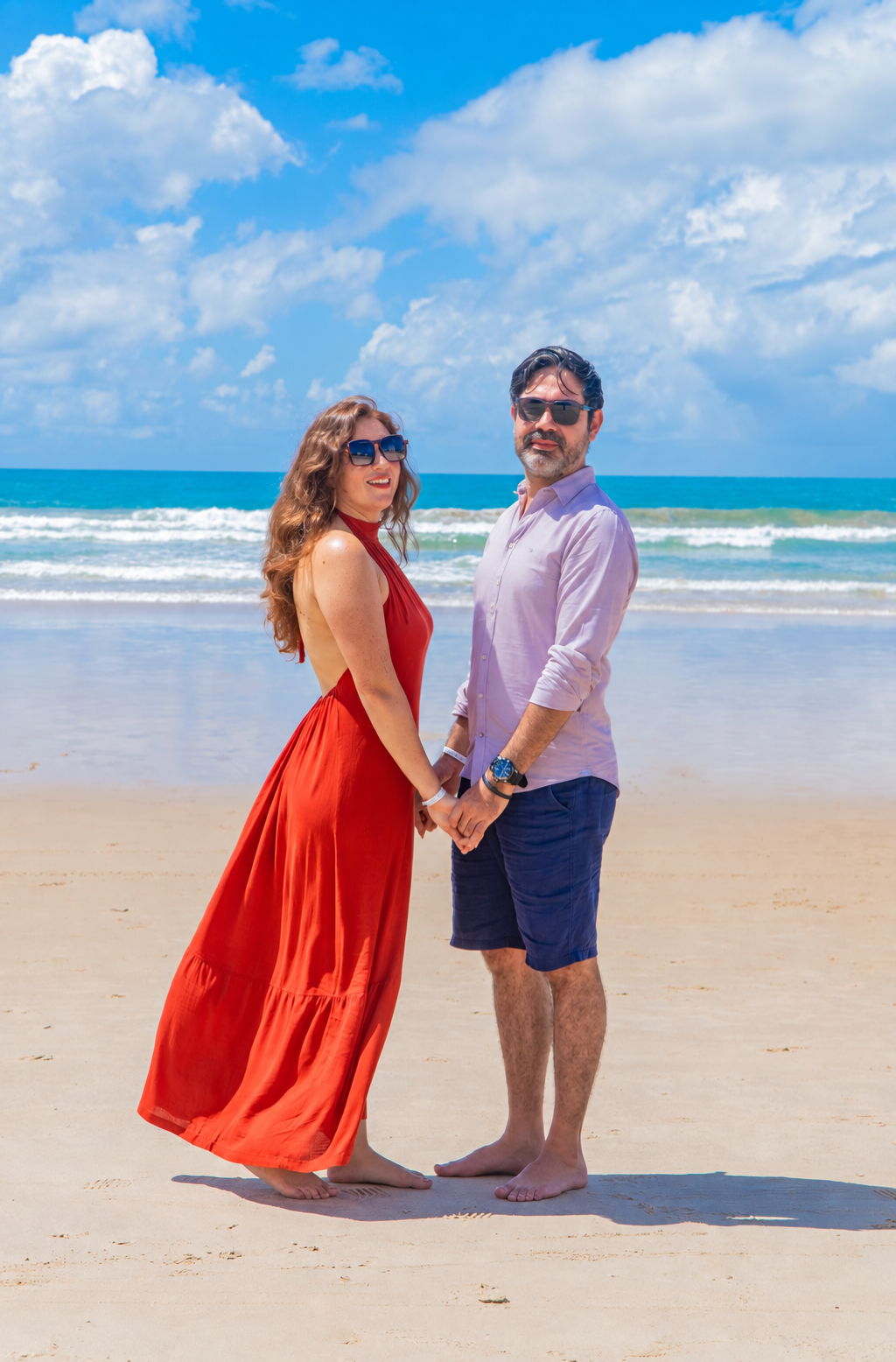 Jasmin y Luis tomados de la mano en la playa