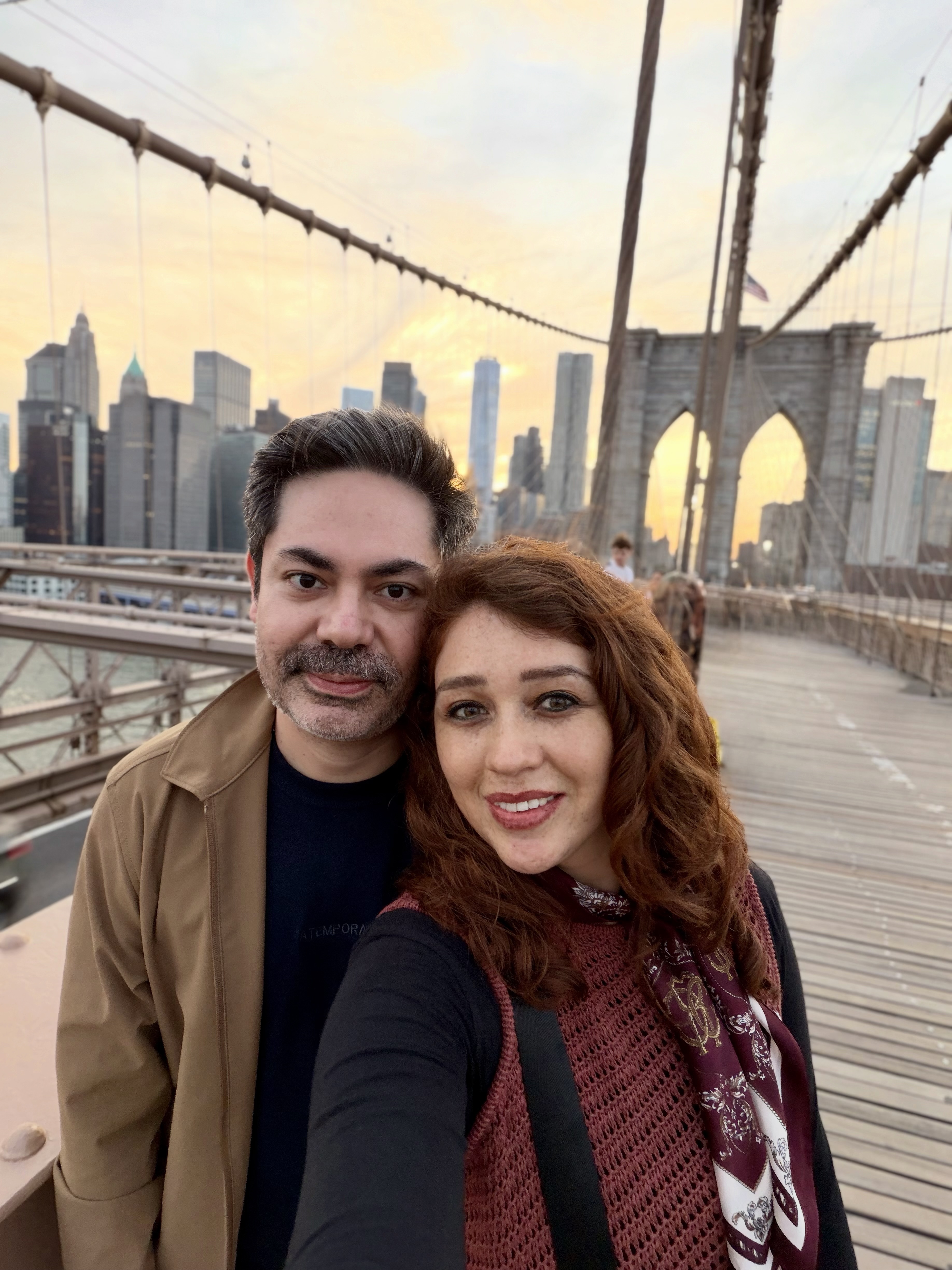 Jasmin y Luis en un puente al atardecer